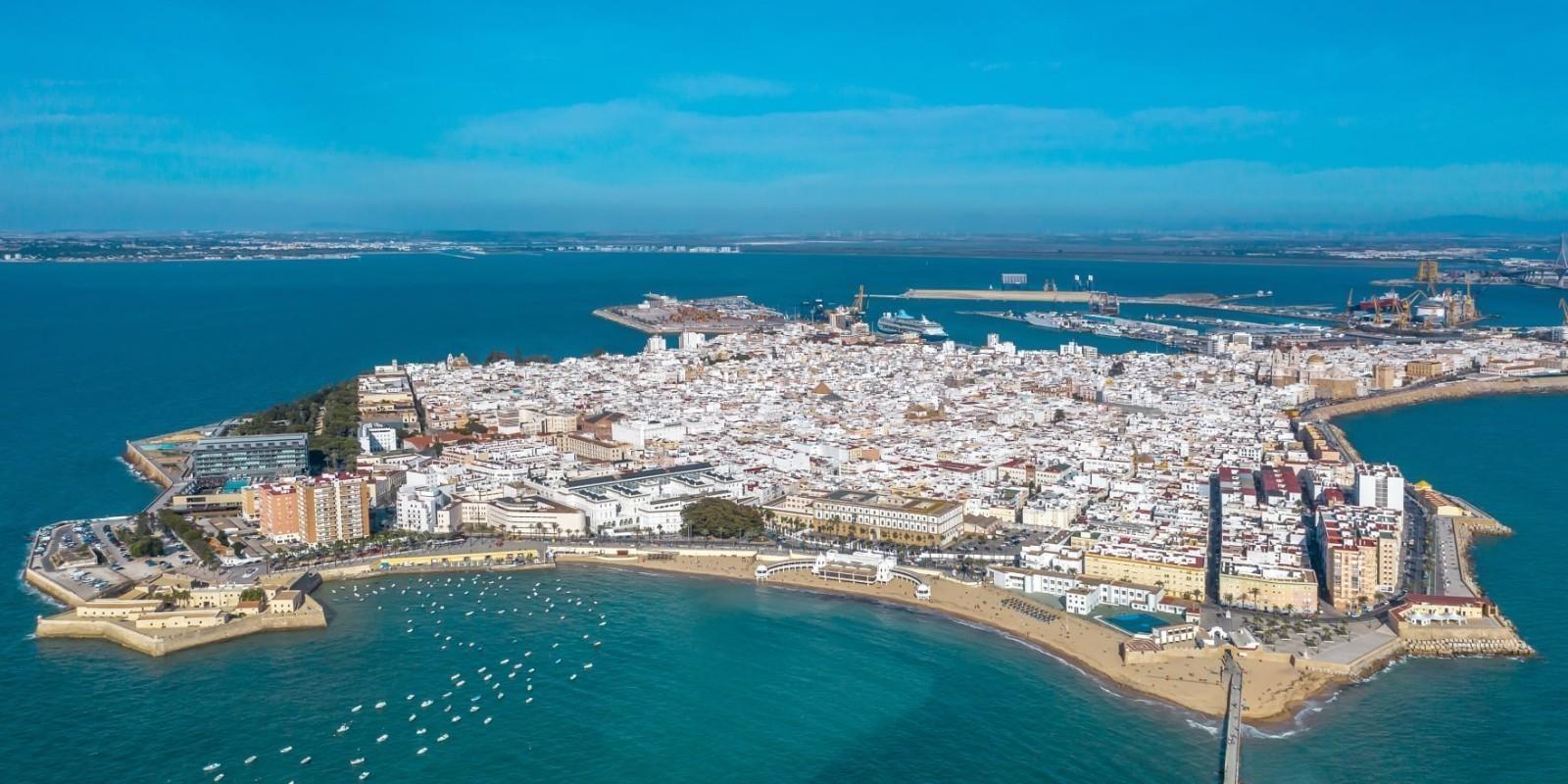 “Cádiz: la ciudad más antigua de Europa, donde invertir en vivienda es enamorarse de la historia y el mar"